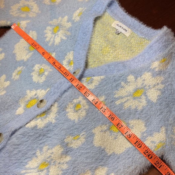 🌼 White Daisy Sweater 🌼 So, so SOFT! - Picture 7 of 8